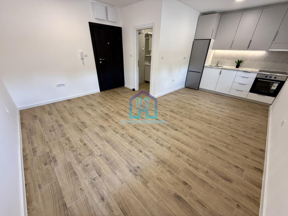 **NOVA GARSONJERA 26 m², PRIZEMLJE SA PARKING MESTOM – VIDOVDANSKO NASELJE, NOVI SAD**