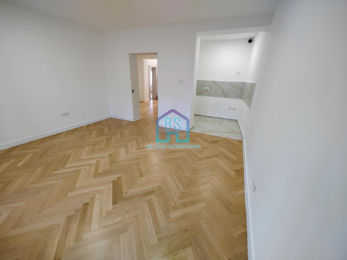 Centar salonski trosoban stan